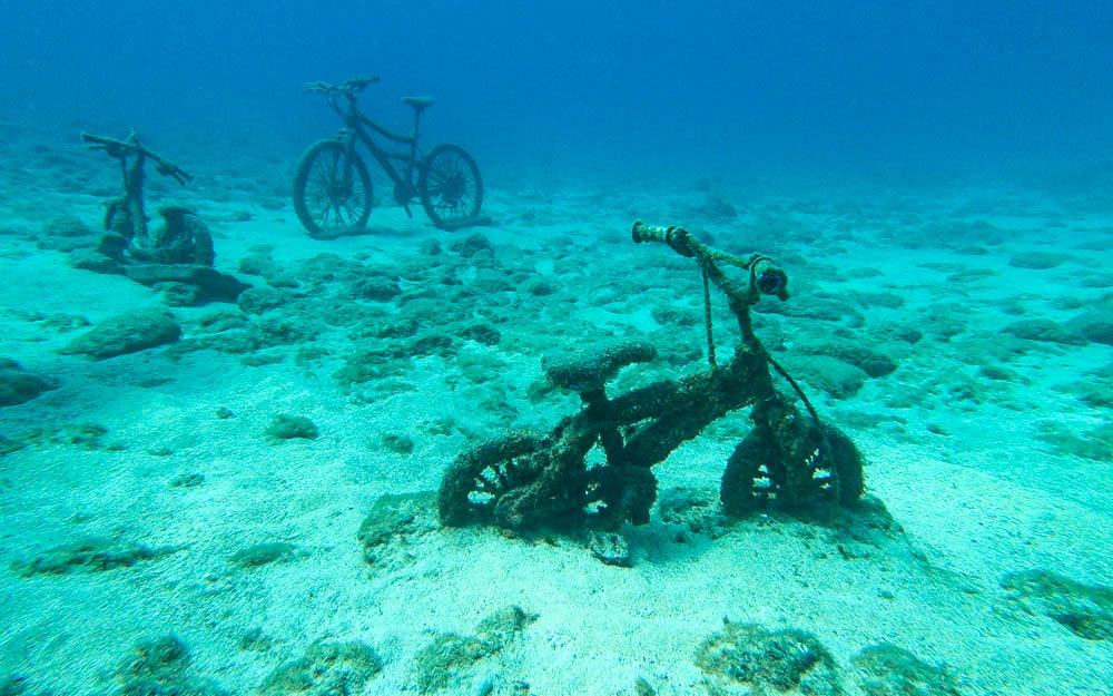 Fahrräder, die unter Wasser aufgestellt wurden.