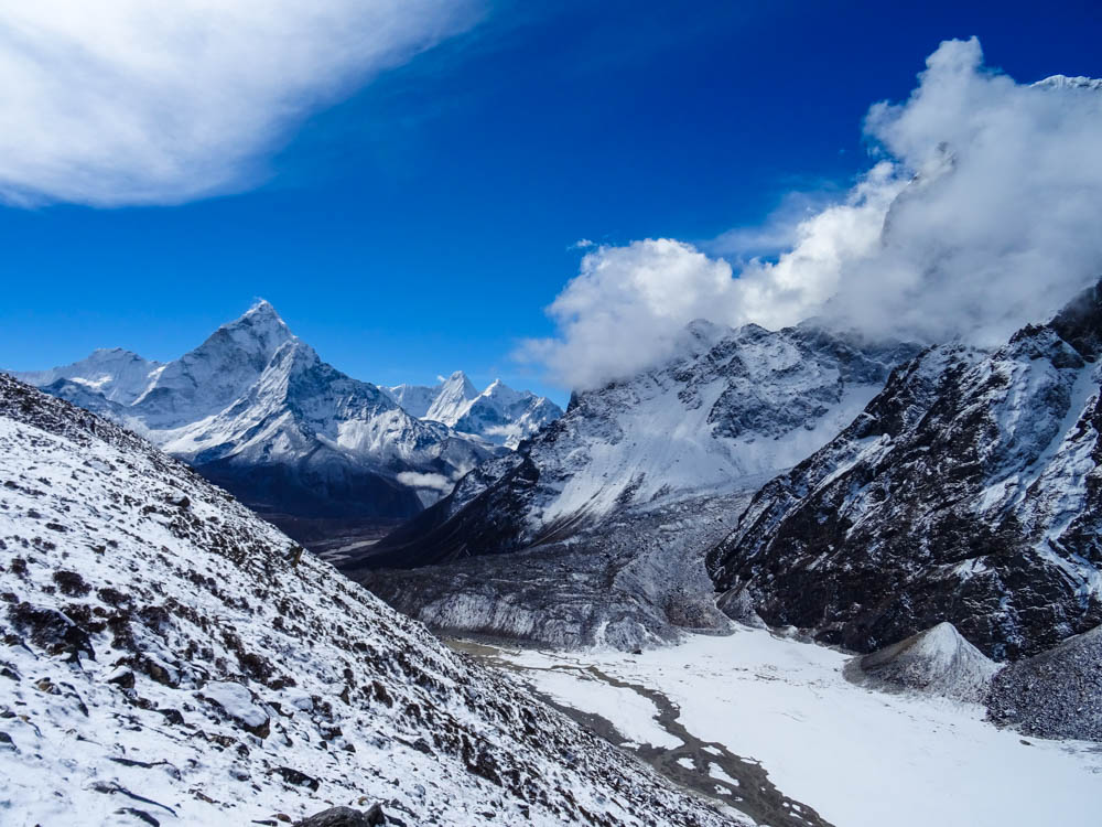 Blick auf Ama Dablam und schneebedeckte Berglandschaft drum herum. Fortsetzung Trekking Mount Everest Region