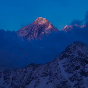 Trekking Mount Everest Base Camp - Es ist die Spitze des Mount Everest rötlich verfärbt zu sehen.