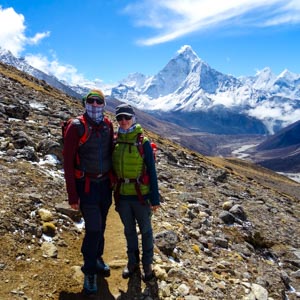 Trekking Nepal Mount Everest Base Camp. Melanie und Julian grinsen in die Kamera.