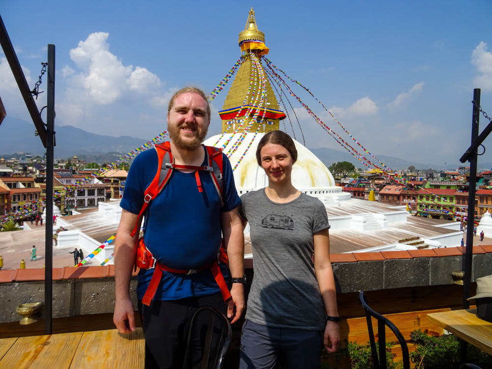 Melanie und Julian stehen auf der Dachterrasse und hinter ihnen ist die Stupa Bauddhanath. Fernreise Nepal Eindrücke
