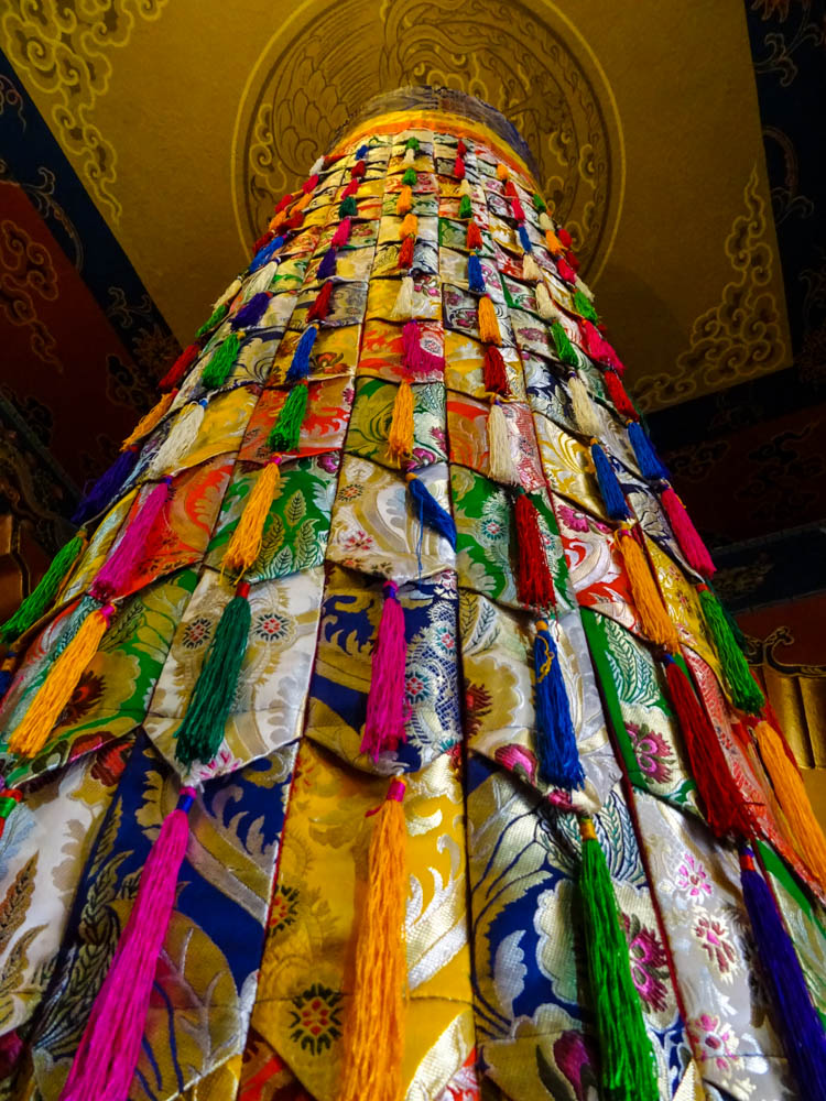 Säule voller bunter Wimpel in einem Tempel