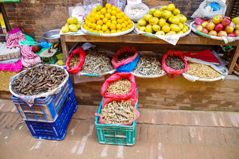 Straßenstand mit Lebensmittel in Bhaktapur. Fernreise Nepal Eindrücke