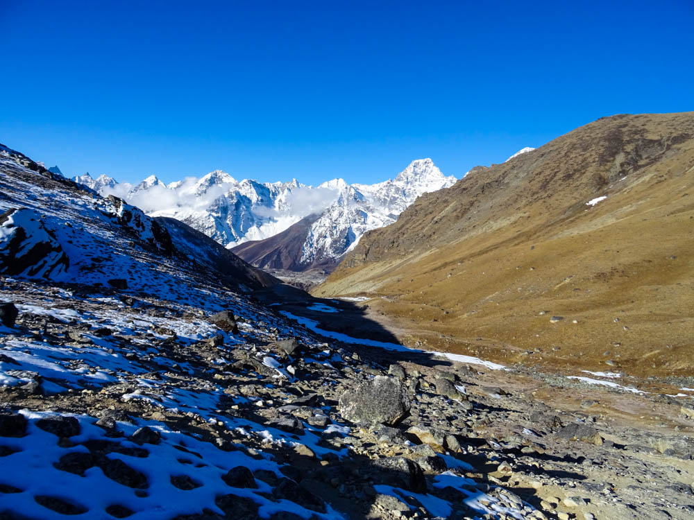 Blick in ein Tal im Himalaya Gebirge. Der Cho La Pass ist ganz in der Nähe, die Landschaft ist teilweise schneebedeckt. Fortsetzung Trekking Mount Everest Region
