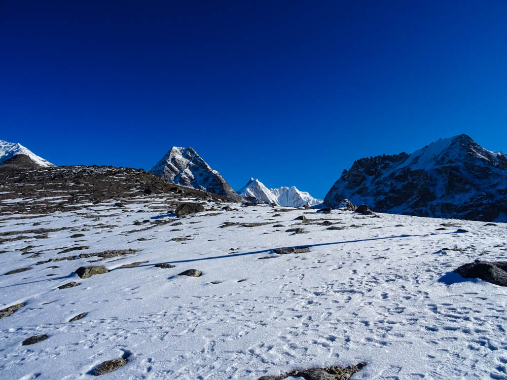 Schnee am Cho La Pass und blauer Himmel. Fortsetzung Trekking Mount Everest Region