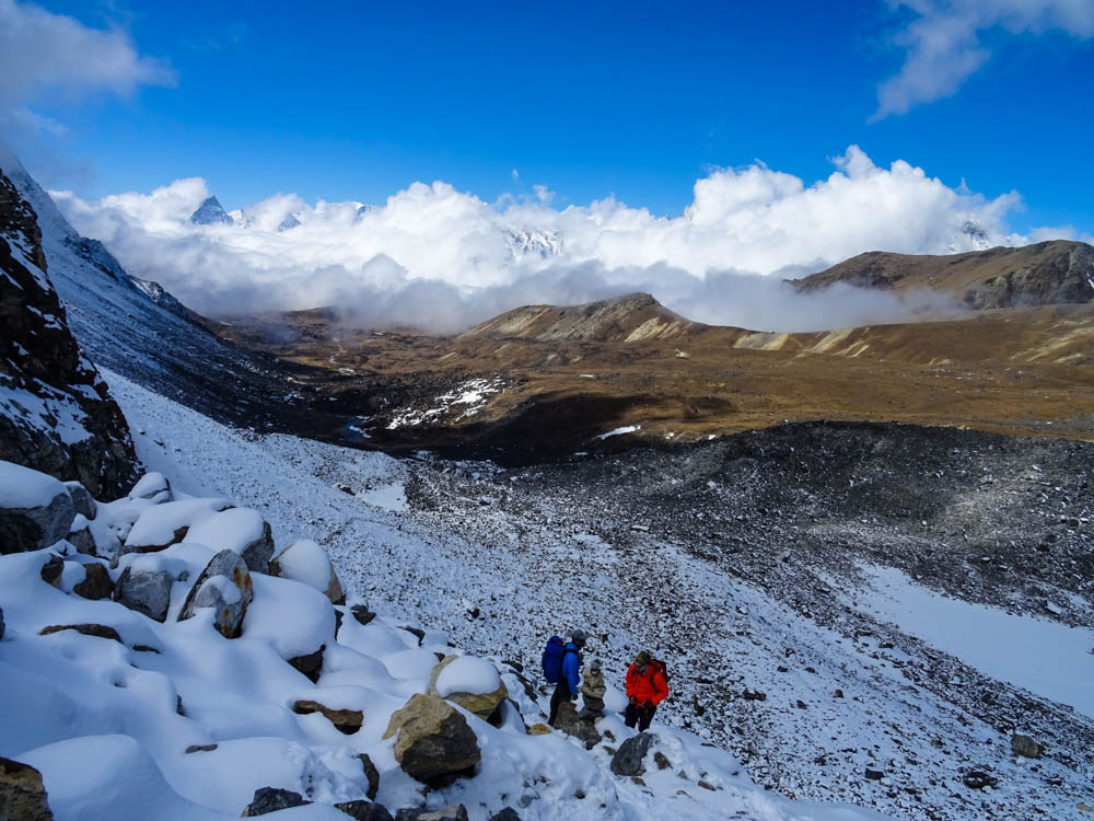 Julian beim Aufstieg am Cho La Pass. Der Weg ist fast flächendeckend mit Schnee. Das Bild wurde von etwas weiter oben gemacht und somit ist das Tal gut zu sehen. Fortsetzung Trekking Mount Everest Region