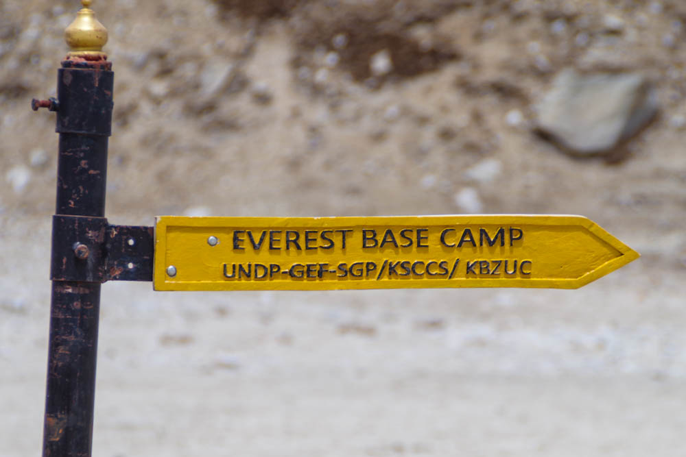 Schild in Gorak Shep zeigt Richtung Mount Everest Base Camp