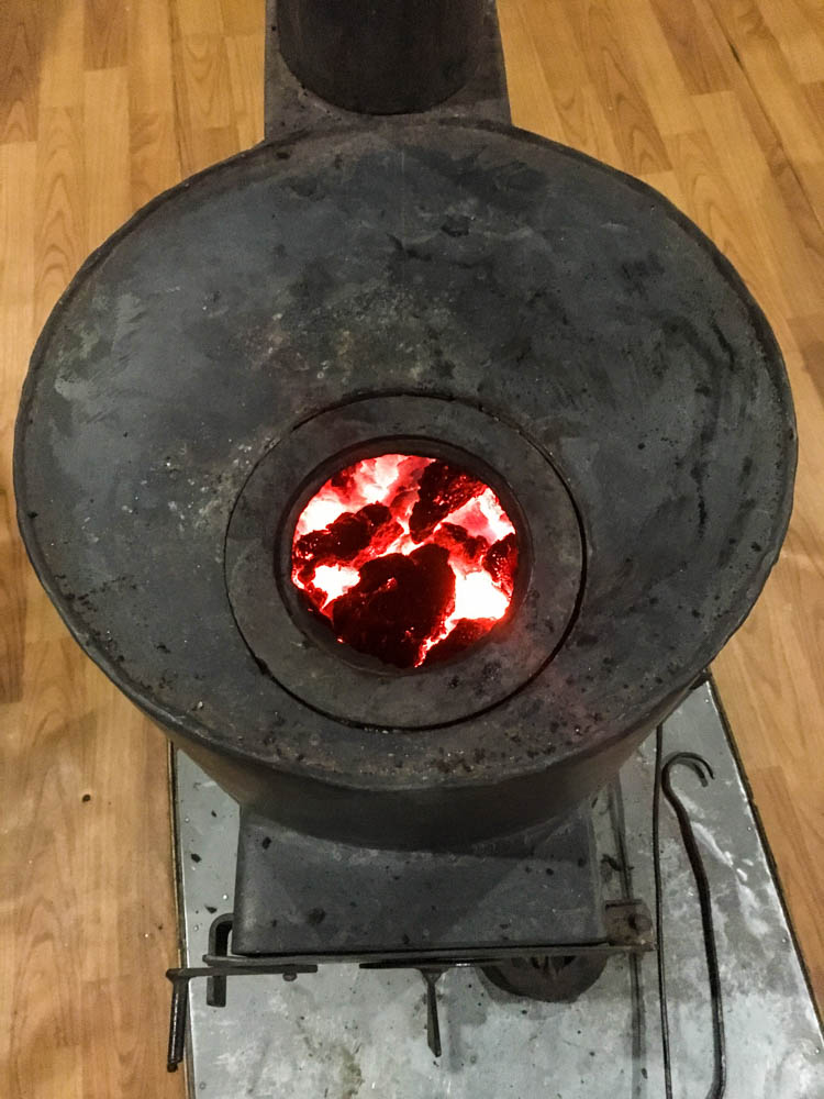 Im Ofen glüht die getrocknete Yak Scheiße die verrannt wird.