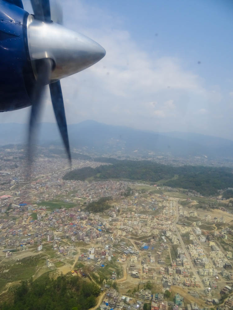 Aufnahme von der Stadt Kathmandu gemacht aus dem Flugzeug auf dem Weg zu unserem Trekking zum Mount Everest Basecamp