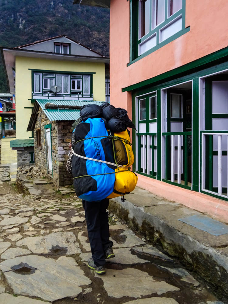 Packliste Trekkingtour Nepal - Träger mit Expeditionstaschen