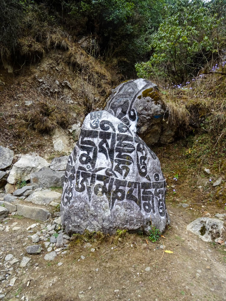 Es stehen zwei beschriftete Steine am Trekking Weg zum Mount Everest Base Camp
