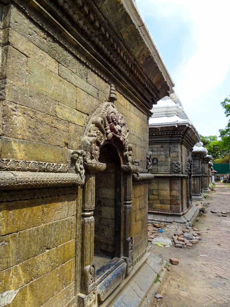 15 Schreine von Pandra Shivalaya. Aufnahme von der Seite. Ausflugstipps in und um Kathmandu