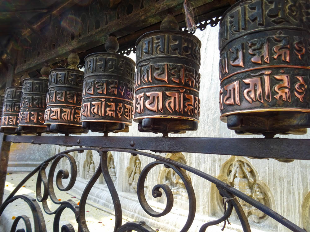 Gebetsmühlen in der Tempelanlage Swayambhunath - Fernreise Nepal. Ausflugstipps in und um Kathmandu