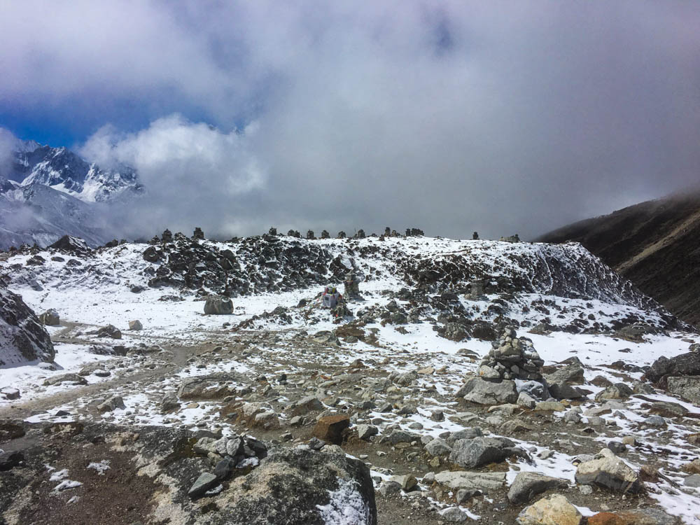 Gedenksteine am Thokla Pass für die am Mount Everest Gefallenen Bergsteiger.