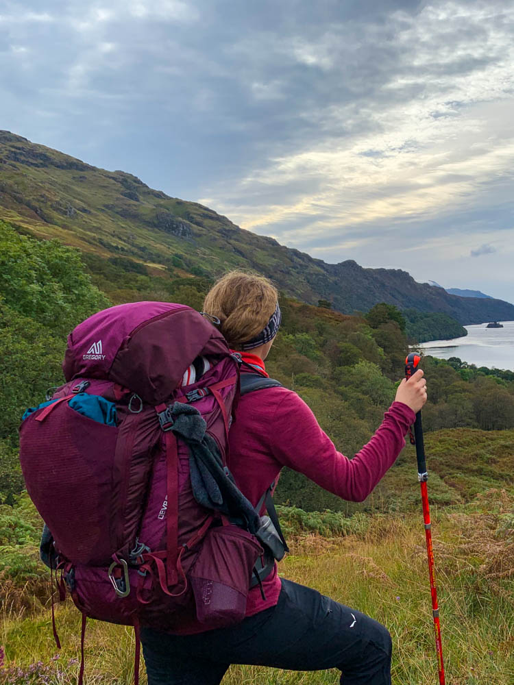 Packliste Trekking Weltreise - Backpack Melanie - Melanie steht mit ihren Backpack an einem Aussichtspunkt und schaut in die Ferne.