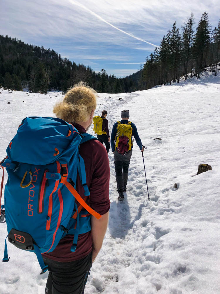 Julian läuft im Schnee hinter zwei Freunden her.