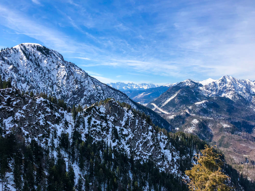Blick auf den Jochberg von Sonnenspitz. Sonne in den Alpen bietet bestes Bergwetter - traumhafte Aussicht auf Bergpanorama