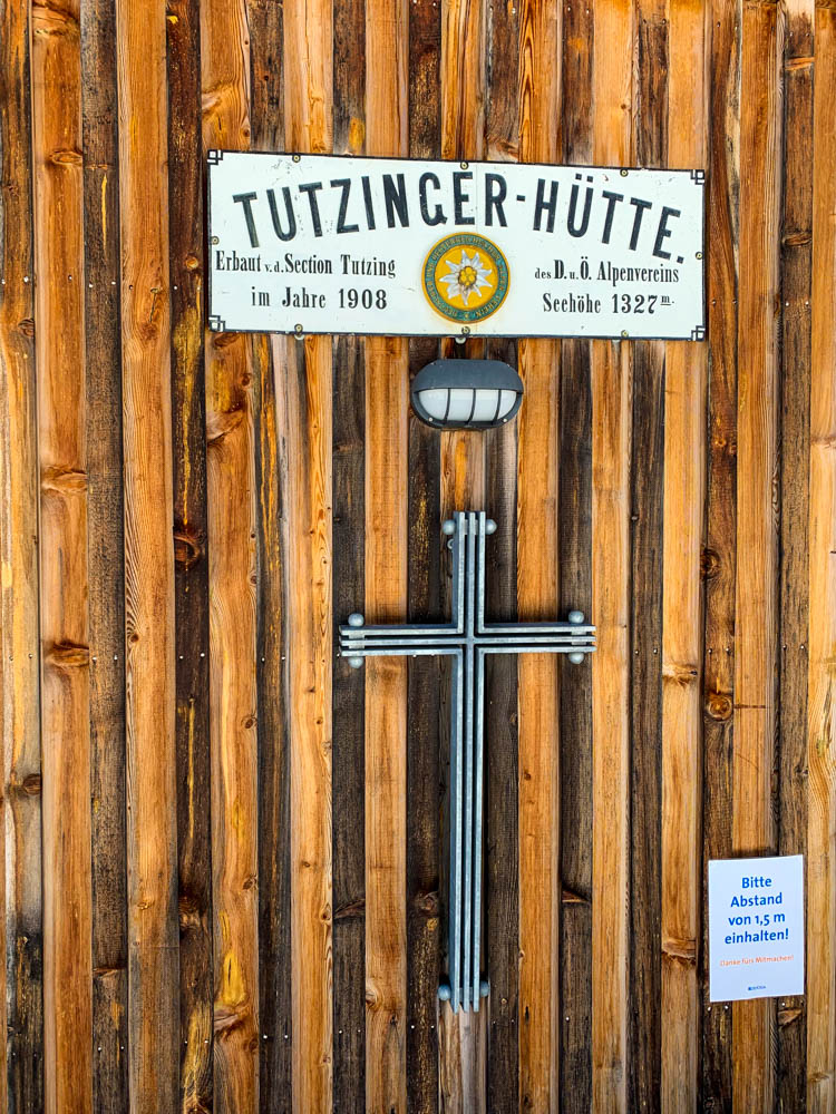 Schild und Kreuz an Tutzinger Hütte