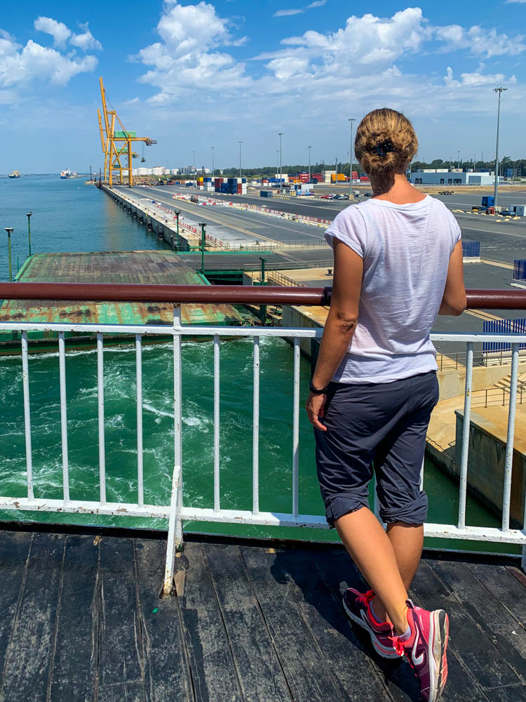 Melanie steht an der Reling der Fähre beim auslaufen auf dem Hafen von Huelva. Sie Blick andächtig auf das Festland von Spanien, was sie jetzt wahrscheinlich länger nicht mehr sehen wird.