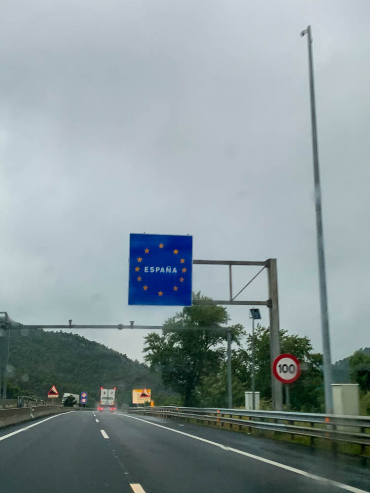 "Espana" Schild vor spanischen Grenze. Mit dem Mini-Camper auf die Kanaren führt uns von Deutschland durch Frankreich nach Spanien