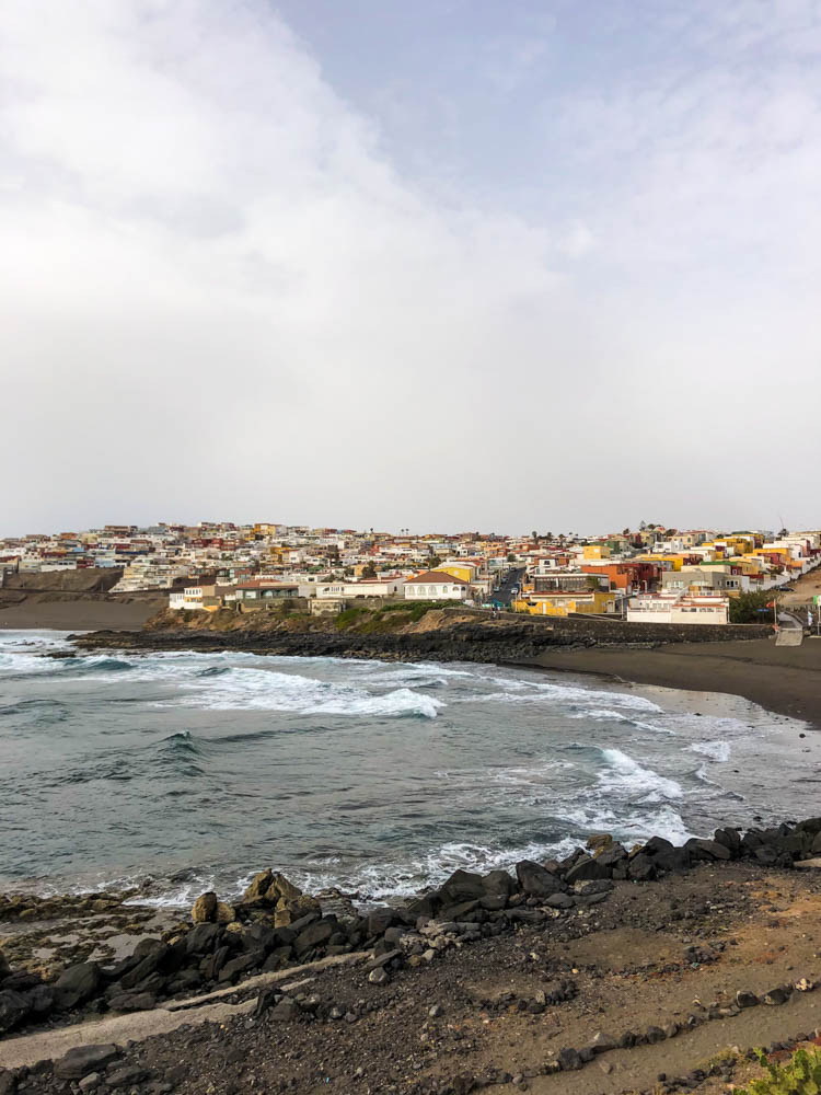 Blick auf ein Dorf in Gran Canaria am Atlantik