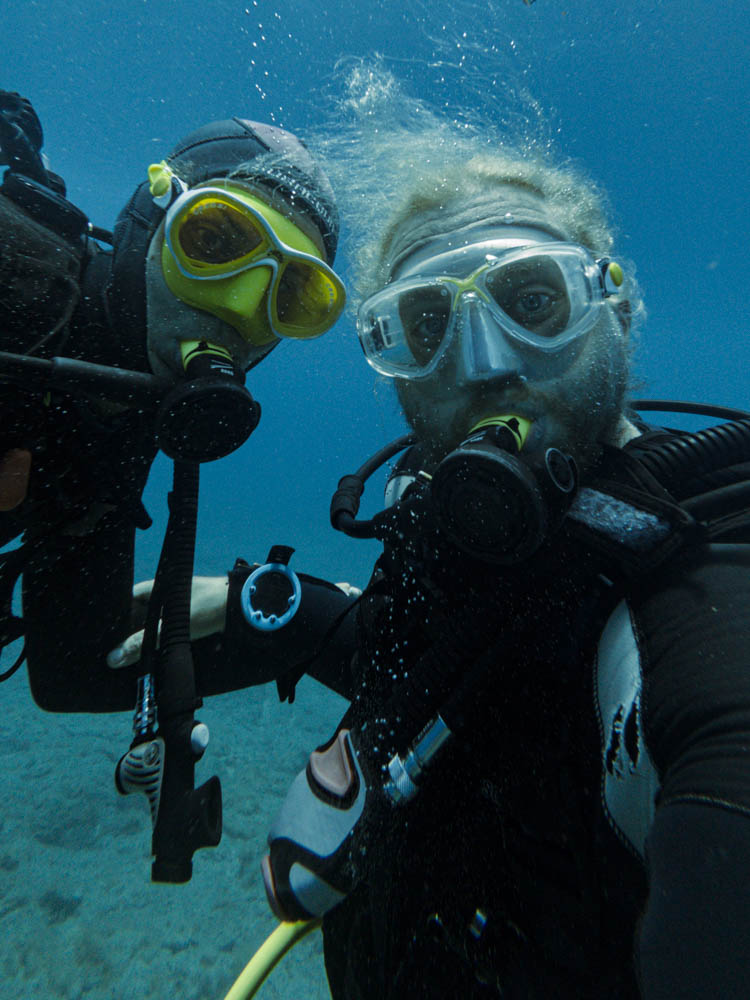 Selfie von Melanie und Julian unter Wasser beim Tauchen im Divemaster Praktikum