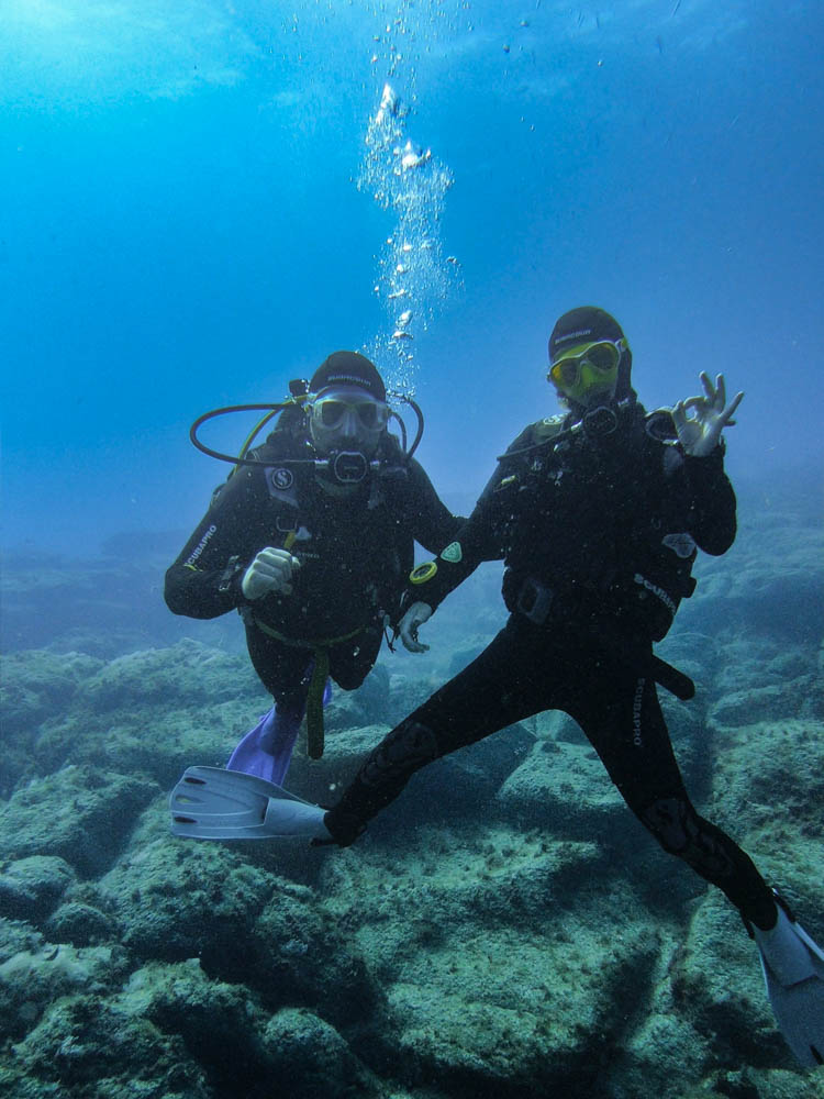 Melanie und Julian bei ihrem 300. Tauchgang bei Deep Blue Diving am Ende ihres Divemaster Praktikum - 730 Tage auf Weltreise