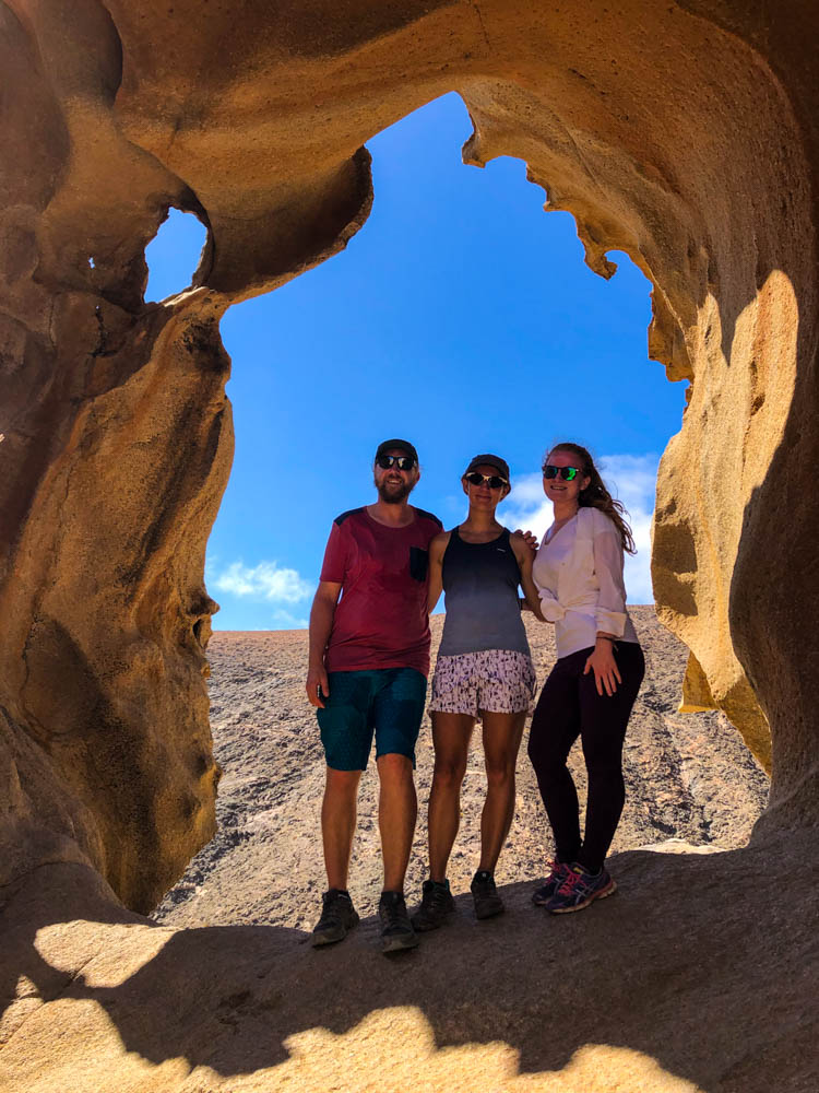 Lara, Melanie und Julian stehen im berühmten Arco de las Penitas. Eine der veilen schönenn geheimen Orte die es auf Fuerteventura zu entdecken gibt.