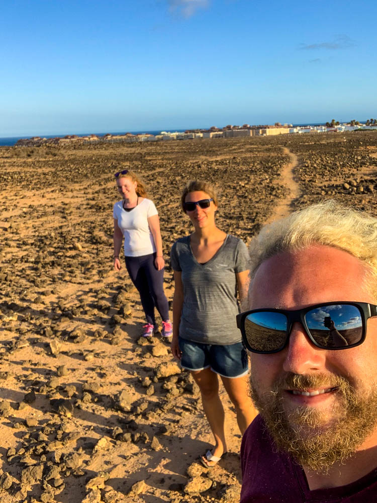 Lara, Melanie und Julian wandern durch die trockene Landschaft neben Caleta de Fuste und entdecken die besondere Natur Fuerteventuras.