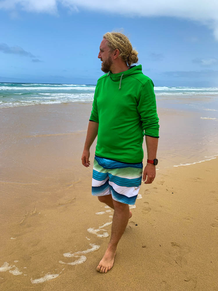 Julian läuft am Strand von Cofete und schaut auf den Atlantik.