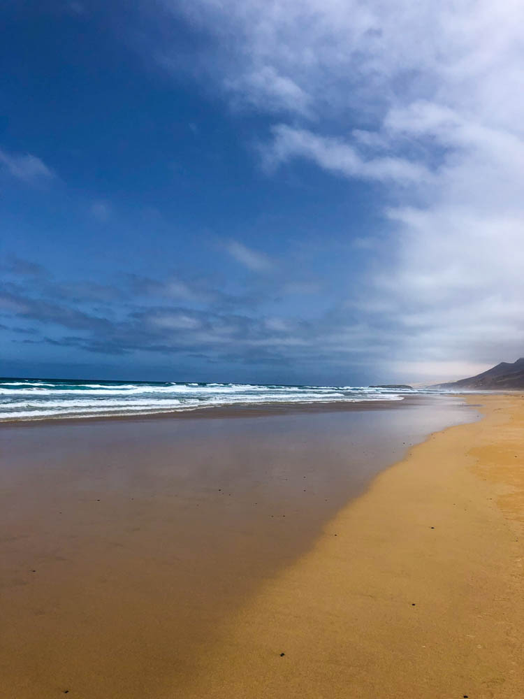 Aufnahme vom Endlosen Strand in Cofete den man auf Fuerteventura unbedingt entdecken sollte. Die wilden Wellen in Kombination mit den Wolken auf dem Bild geben eine gewaltige Kombination.