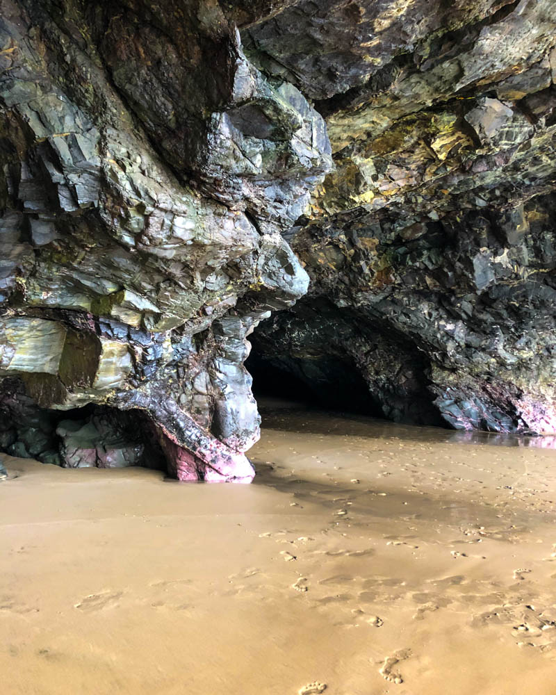 Blick in Höhle Los Molinos. Das Wasser ist an dieser Stelle komplett zurückgegangen und es ist der Sand zu sehen.