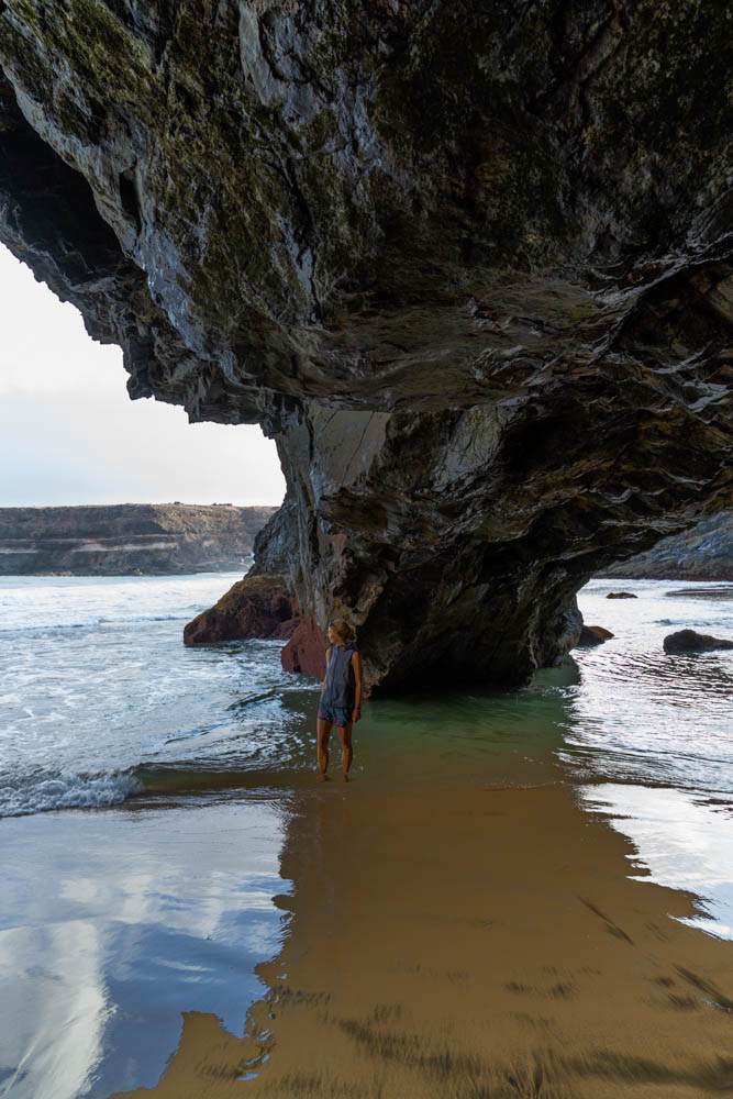 Melanie in Höhle Los Molinos mit Atlantik rundherum. Fuerteventura entdecken - Höhlenforscher
