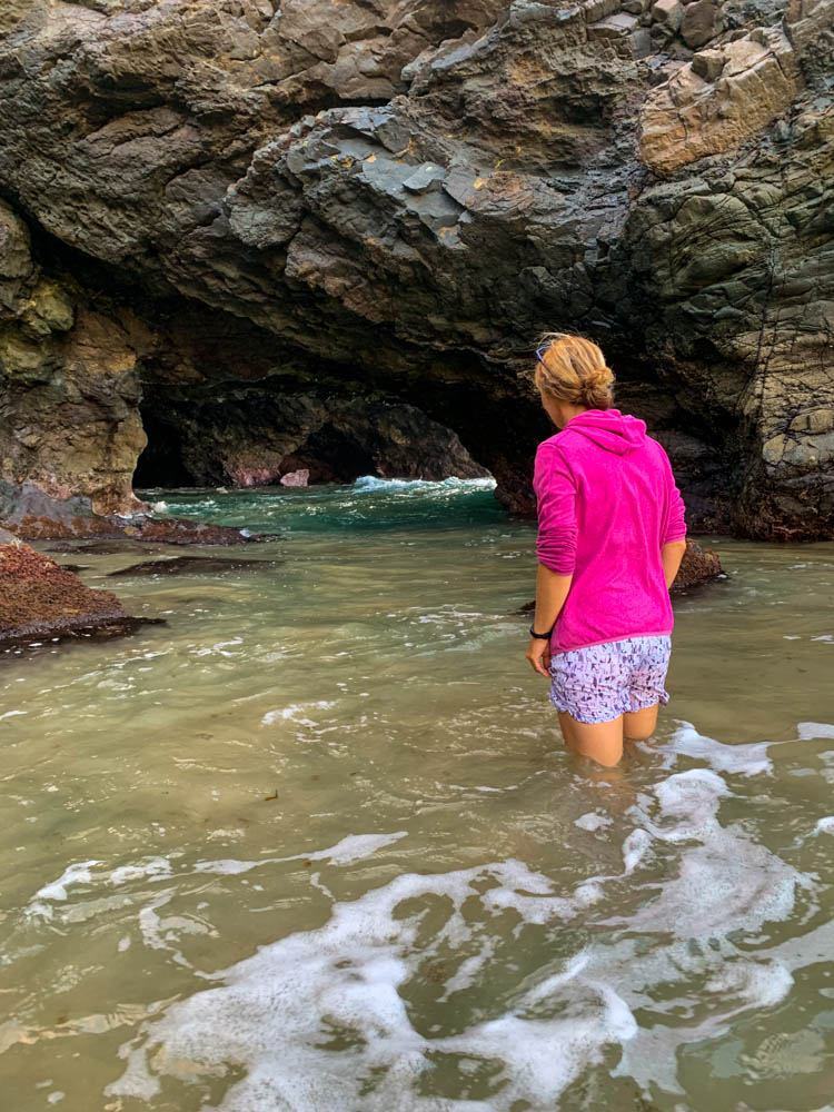 Melanie im Atlantik beim erkunden einer Höhle bei Los Molinos. Die Höhle selbst steht halb unter Wasser und ist deshalb nicht zugänglich. Fuerteventura entdecken - Höhlenforscher
