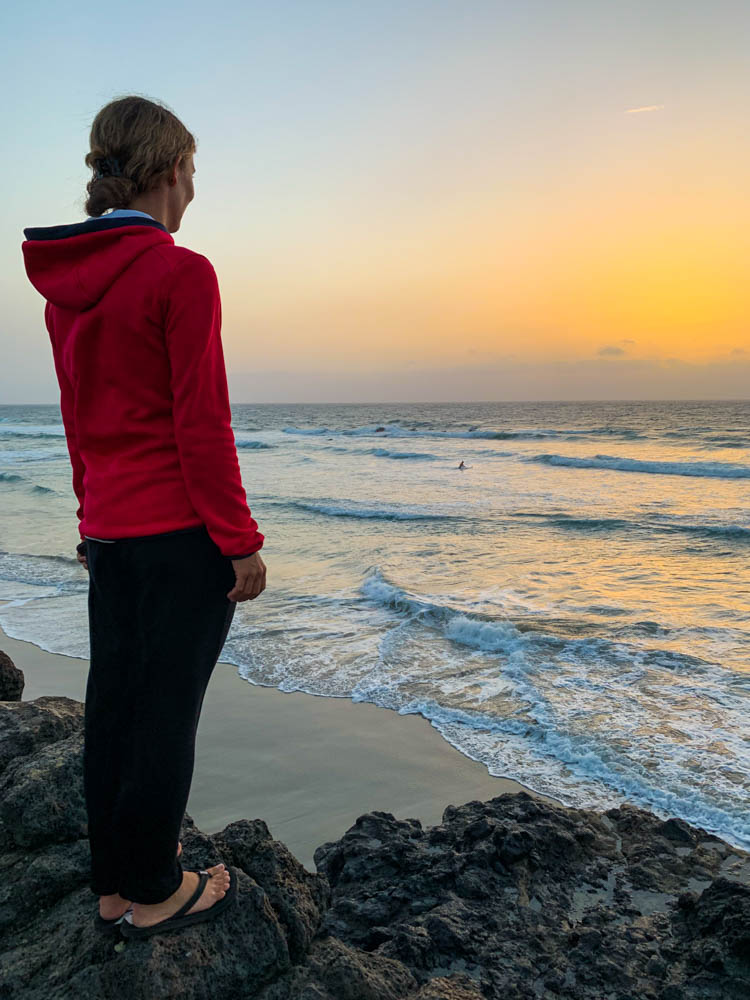 Melanie blickt auf den Atlantik Sonnenuntergang bei La Pared.