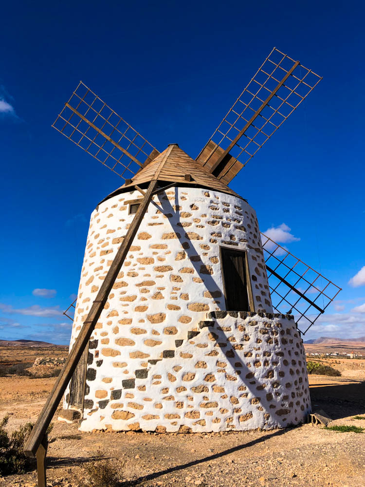 Windmühle Fuerteventura mit intensivem blauen Himmel