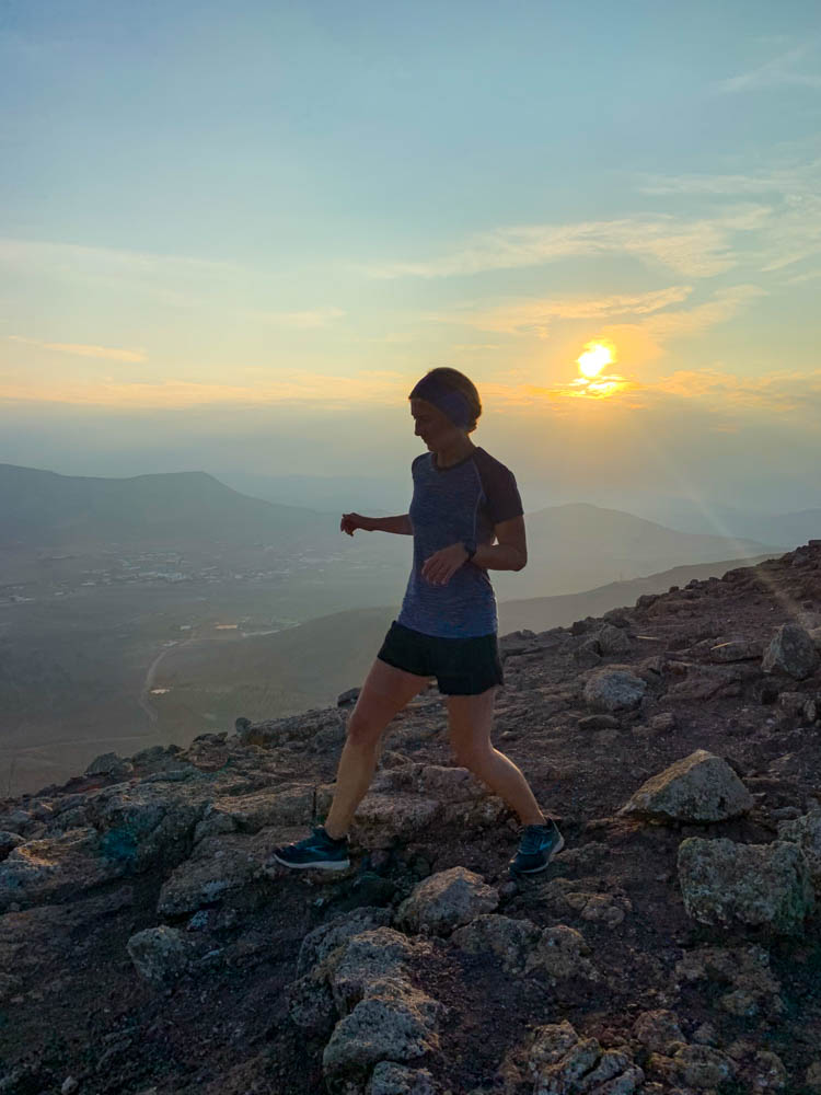 Melanie beim Trail Running auf Fuerteventura. Joggend Fuerteventura entdecken ist bei dieser Umgebung mit untergehender Sonne einfach traumhaft schön