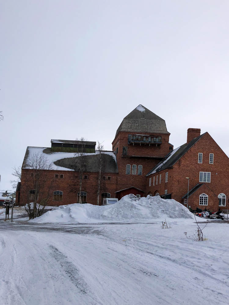 Bahnhof von Abisko im Schnee