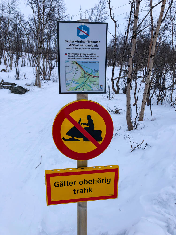 Schilder am Eingang von Abisko Nationalpark Schweden - Durchfahrt für Schneemobile verboten