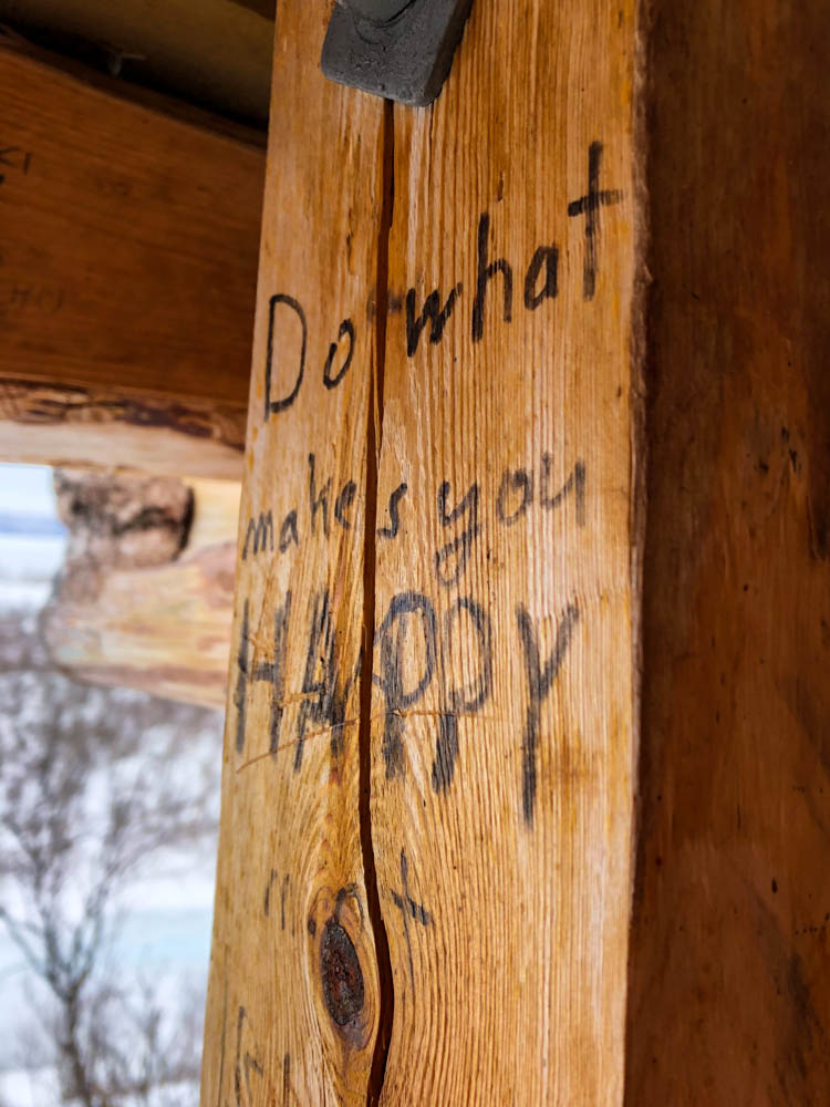 Auf einem Holzpfosten steht der Satz "Do what makes you HAPPY" - Schweden Lappland