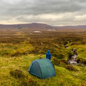 West Highland Way Schottland - Melanie steht vor ihrem Zelt und blickt auf die Highlands