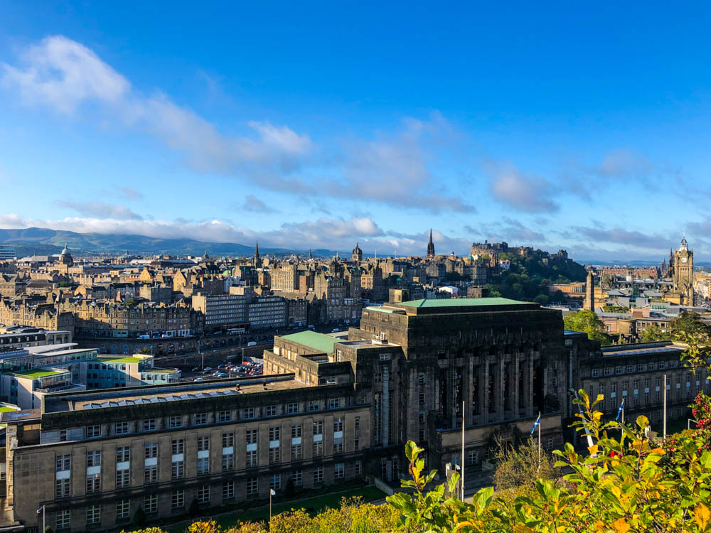 Blick von Calton Hill auf Edinburgh - Highlight einer klassischen Stadtbesichtigung. Der Himmel ist strahlend blau