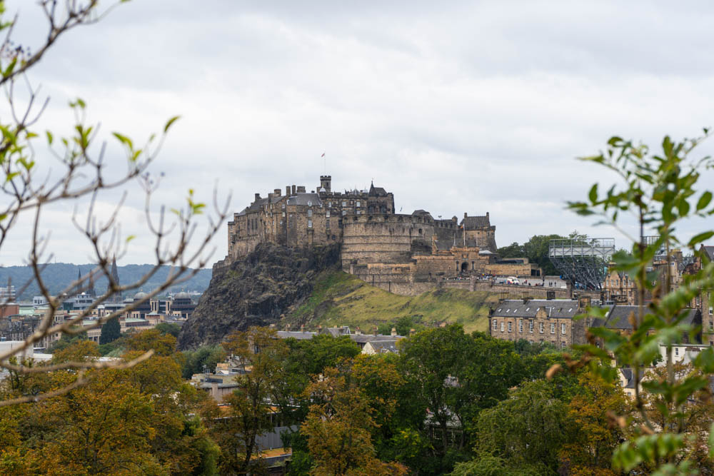 Edinburgh Castle von gegenüber fotografiert, wie es auf einem Hügel thront. Klassische Stadtbesichtigung