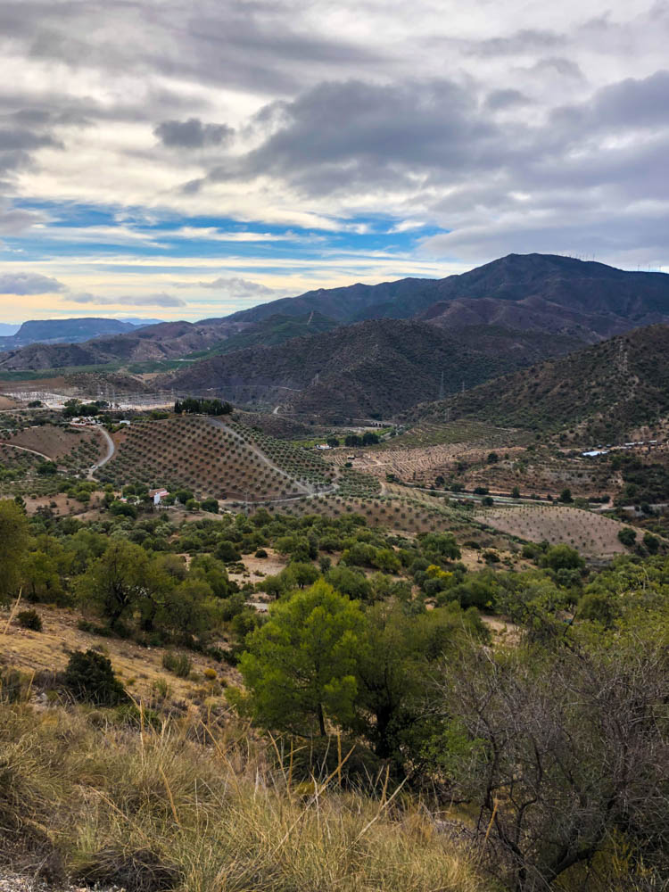 Ausblick über Felder und Hügellandschaft im Gebiet El Chorro