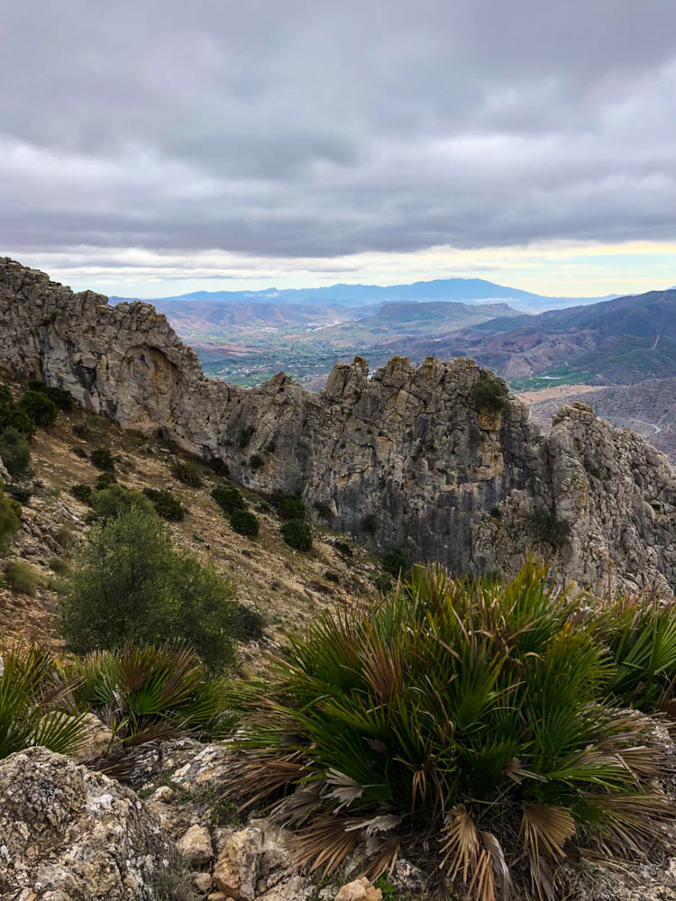 Blick auf zackige Berge in El Chorro. Rückfahrt über Spanien Landesinnere