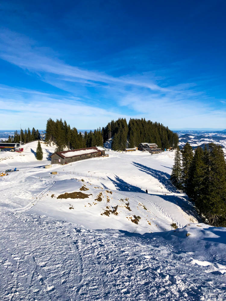 Ausblick auf Schneelandschaft etwas unterhalb der Alpspitz bei Nesselwang. Der Himmel ist kräftig blau und damit ein toller Kontrast zu dem Schnee und den Bäumen im Bild