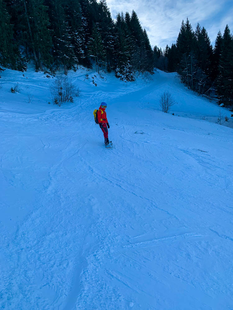 Melanie bei der Abfahrt mit ihrem Splitboard von der Alpspitze. Winter in den Alpen - Snowboarding / Splitboarding