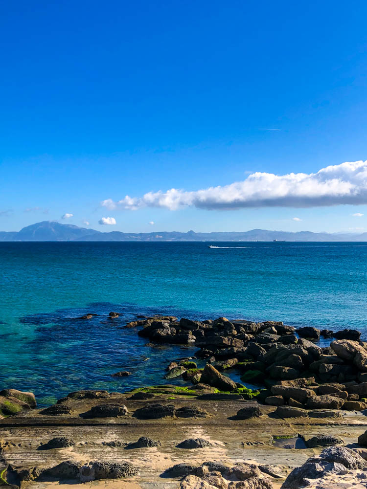 Blick aufs Meer - Tarifa. Rückfahrt über Spanien bei strahlend blauem Himmel
