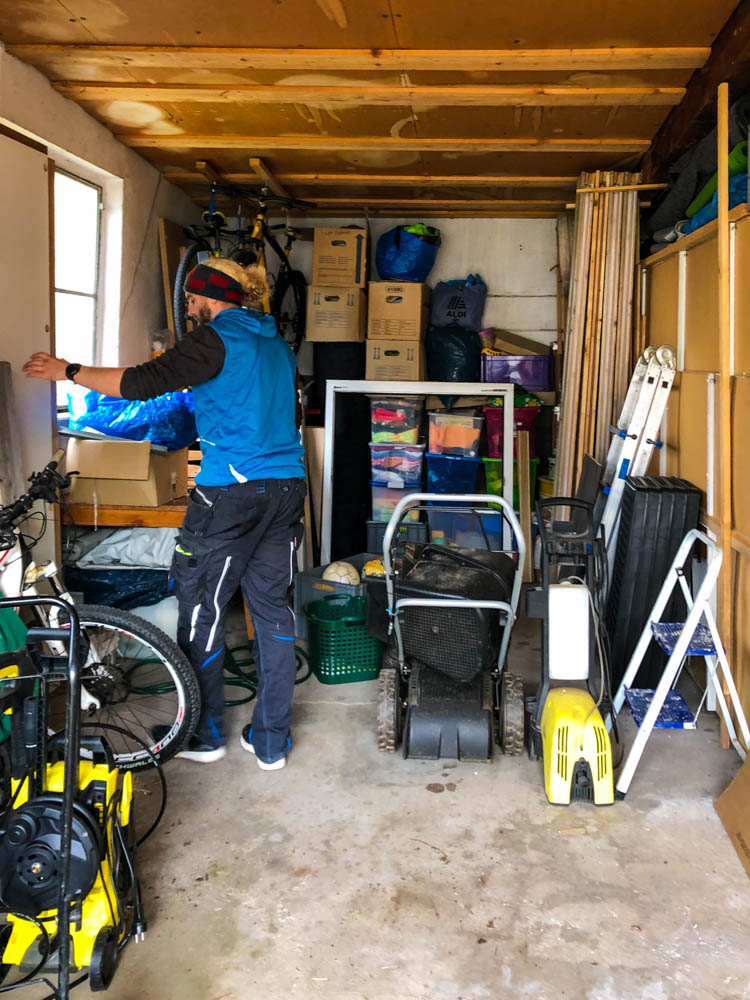 Julian räumt in der Garage seiner Eltern auf um Platz für Van Vivaldi zu schaffen. och steht einiges im Weg wie Fahrräder, Leitern und ein Rasenmäher.