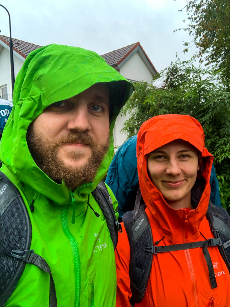 Selfie von Melanie und Julian auf dem Weg zur Bahn in Deutschland. Ziel der Reise: West Highland Way Schottland
